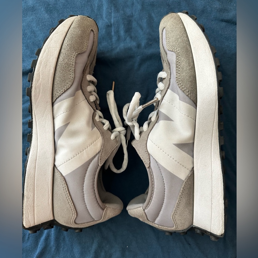 New Balance 327 size 8 Gray and White Sneakers  MS327CPI